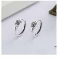 wholesale S925 silver fashionable floral diamond-studded earrings, mini ear care threaded studs, Korean-style student clover flower earrings G6152-0-0