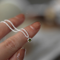 wholesale S925 silver vintage-style olive green zircon mini pendant necklace for women, Korean fashion, autumn and winter new collection-Olive Green Zirconium Necklace - Silver White>925 Silver