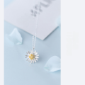 wholesale S925 Silver Women's Korean-style Fresh and Cute Daisy Flower Necklace, Elegant and Sweet Daisy Collarbone Chain D5221-0-4